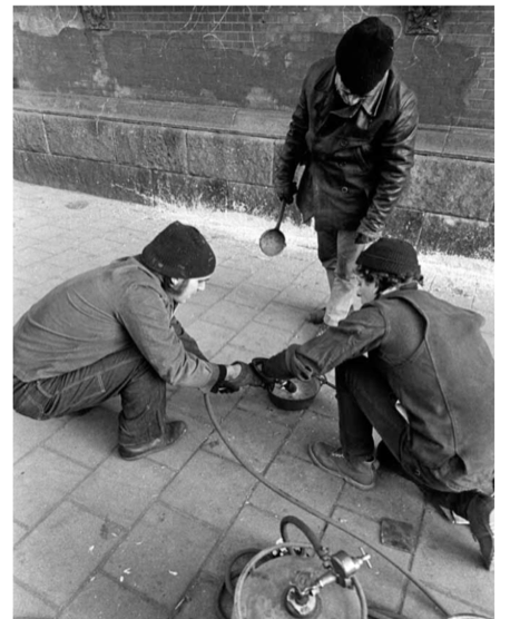 Figure 4: Photograph of the process of installing Splash Piece, from Rattemeyer, “Op Losse Schroeven,” Exhibiting New Art, 75.